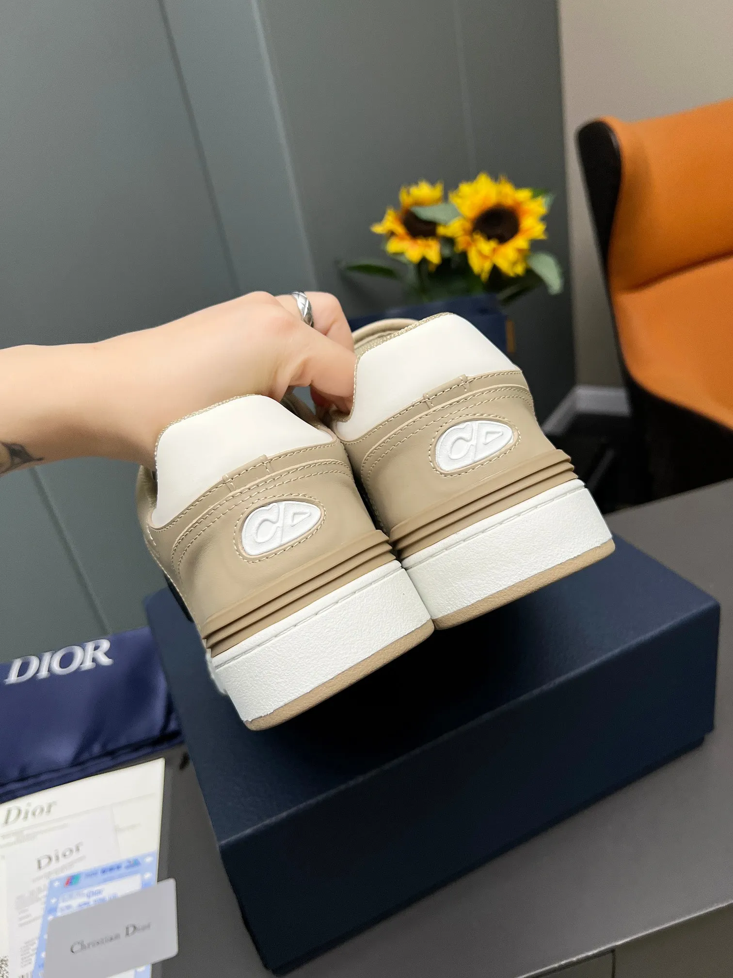 Men's Men's Shoes 💰600 Dior DiorB57 top version of low-top sneakers! ! ! Navy blue with beige smooth first-layer cowhide, fully oiled edges, T men's shoes 💰U outsole.  The 2024 autumn men's wear series has made a wonderful debut, a new classic item launched by Dior. Crafted from smooth first-grain cow leather in navy blue and beige, it's accented by a large leather heat-stamped CD logo on the sides. The distinctive laces of the same color match the color of the shoe body, and the opening and closing are decorated with various classic details on the tongue, sole and back side to enhance the style. The eyelet details, upper stitching and heel strip panels of the same color highlight the dynamic charm of its sports style. Exclusive two-color molded T men's shoes 💰U outsole is light, comfortable, non-slip and wear-resistant, the mesh lining and feet are customized with original colors, soft and breathable. Exquisite production technology highlights the grade, and can be matched with all kinds of clothing to create a refined look.